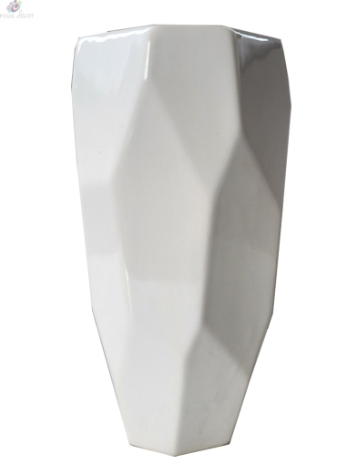 Бяла керамична ваза 