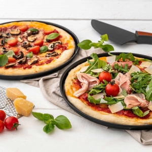 Set of 2 pizza trays + cutter